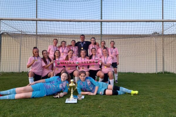 Tornagyőztes az Astra HFC U14 – Balatonlellén sem találtak legyőzőre a lányok! Az Astra HFC tornagyőztes U14-es leány csapata