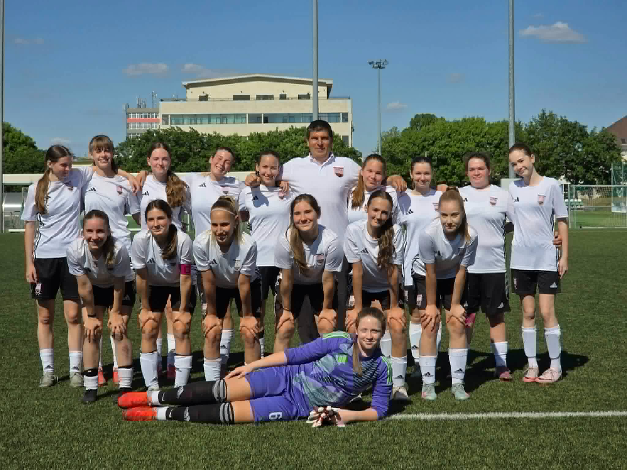 Astra-HFC-U16-noi-foci-noi-labdarugas-budapest-lanycsapat-lanyfoci